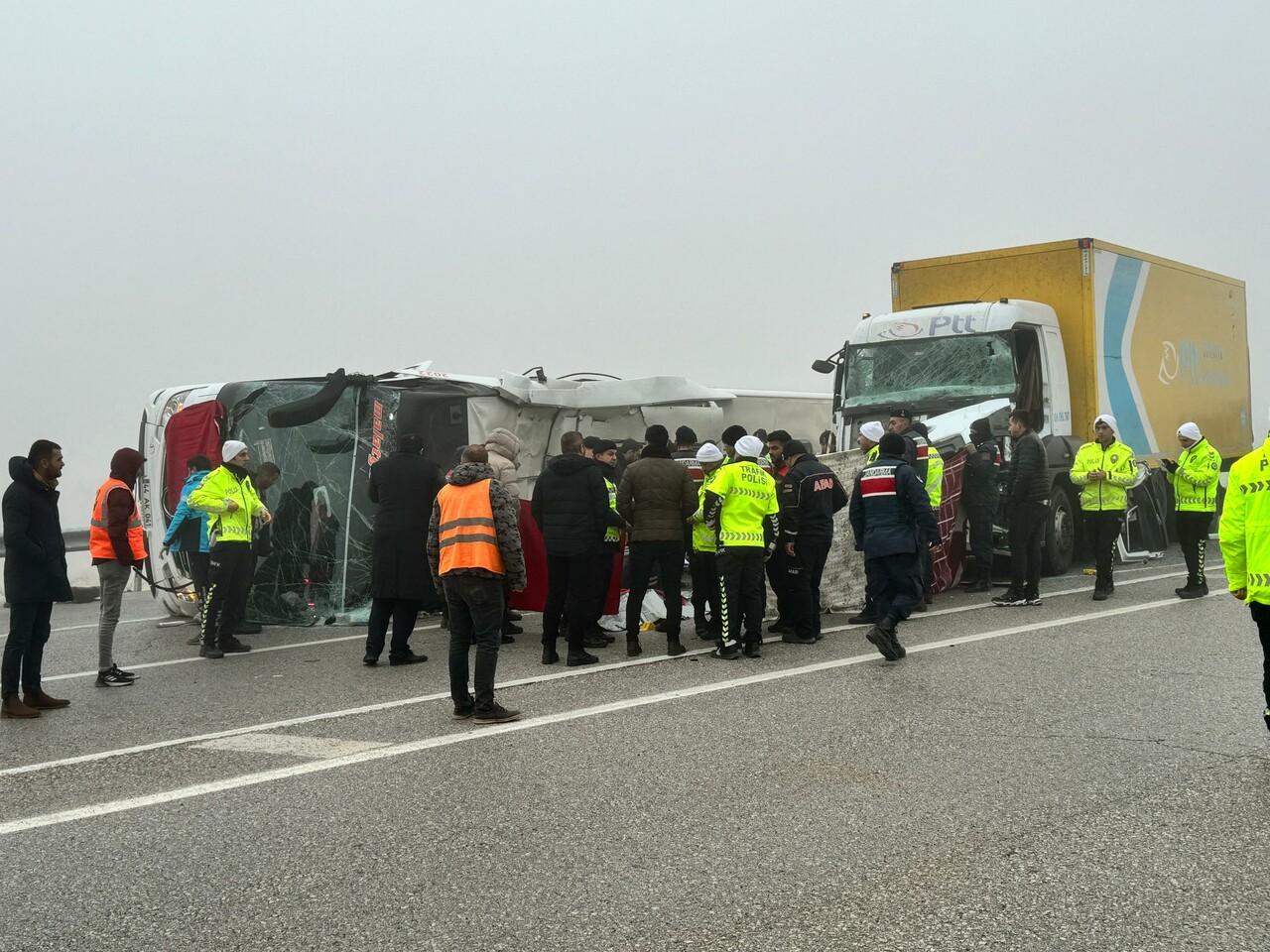 Malatya'da yolcu otobüsü ile kamyon çarpıştı! 4 ölü, 36 yaralı Malatya'da yolcu otobüsü ile kamyon çarpıştı! 4 ölü, 36 yaralı