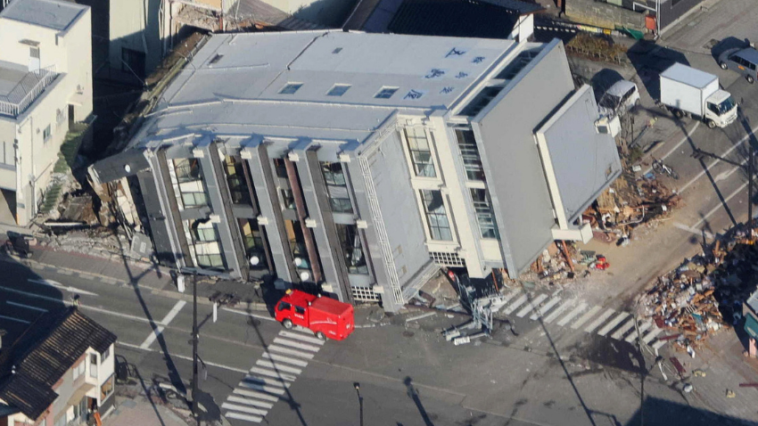 Japonya'daki depremde ölü sayısı 55'e yükseldi, ordu sokağa indi Japonya'daki depremde ölü sayısı 55'e yükseldi, ordu sokağa indi