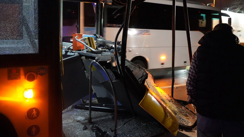 İstanbul'da faciaya ramak kala! İETT otobüsü hafriyat kamyonuna çarptı