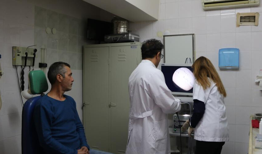 Ses kısıklığı şikayetiyle hastaneye başvurdu, hayatının şokunu yaşadı: Boğazımı kesecekler diye korktum Ses kısıklığı şikayetiyle hastaneye başvurdu, hayatının şokunu yaşadı: Boğazımı kesecekler diye korktum