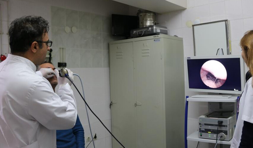 Ses kısıklığı şikayetiyle hastaneye başvurdu, hayatının şokunu yaşadı: Boğazımı kesecekler diye korktum Ses kısıklığı şikayetiyle hastaneye başvurdu, hayatının şokunu yaşadı: Boğazımı kesecekler diye korktum