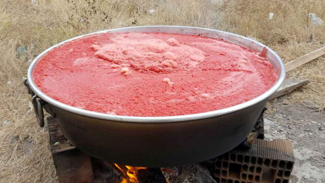 Salça kaynatırken kazana düştü, ilk müdahaleyi eşi yaptı