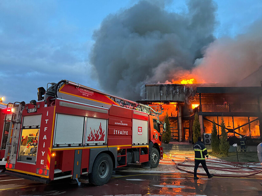 Porselen fabrikası alevlere teslim!