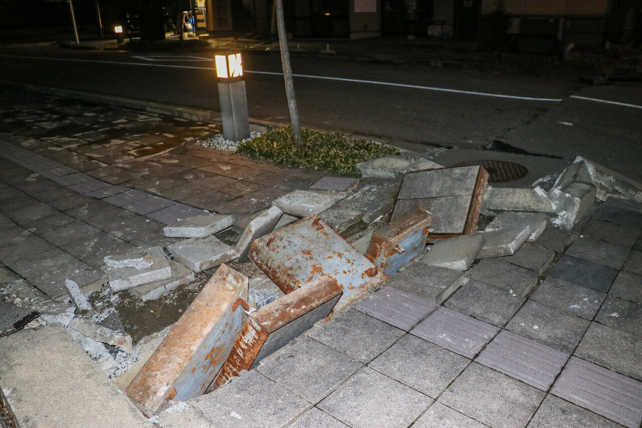 Japonya'daki depremlerde hayatını kaybedenlerin sayısı 64'e çıktı Japonya'daki depremlerde hayatını kaybedenlerin sayısı 64'e çıktı