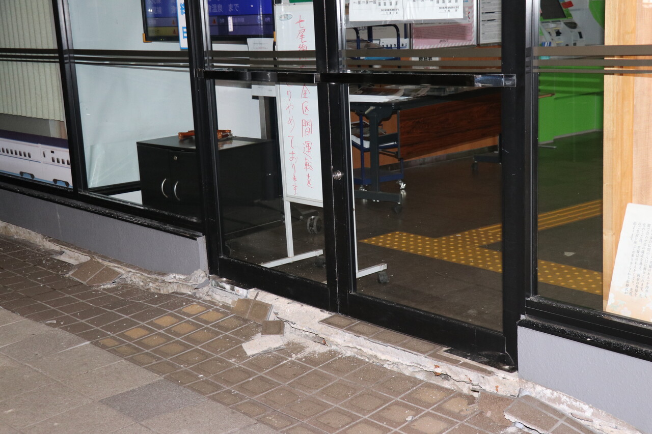 Japonya'daki depremlerde hayatını kaybedenlerin sayısı 64'e çıktı Japonya'daki depremlerde hayatını kaybedenlerin sayısı 64'e çıktı