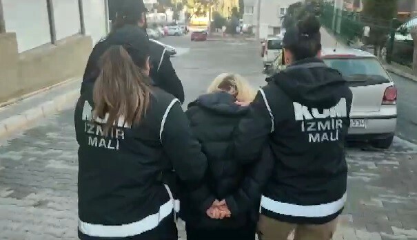 Interpol kırmızı bültenle arıyordu, İzmir'de yakalandı Interpol kırmızı bültenle arıyordu, İzmir'de yakalandı