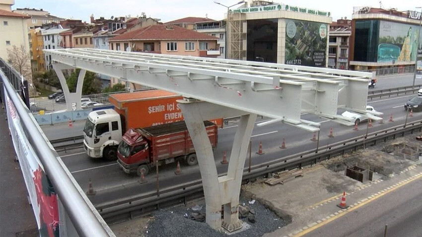 Metrobüs yolundaki köprü ayağı gündem oldu! İBB'den tartışma çıkaran görüntülere açıklama geldi
