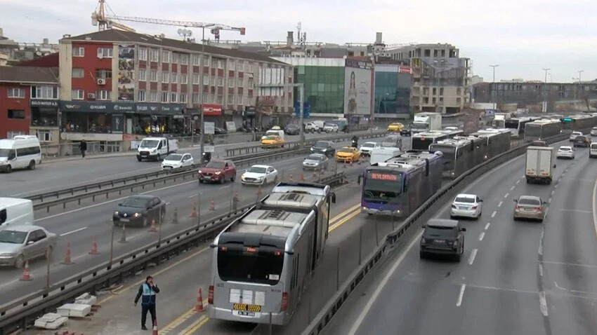 Metrobüs yolundaki köprü ayağı gündem oldu! İBB'den tartışma çıkaran görüntülere açıklama geldi