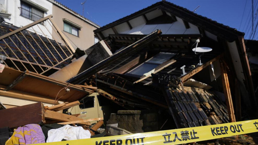 VIDEO | Japonya'da 7.6'lık depremin ardından korku dolu anlar! Toprak kayması kameralara yansıdı