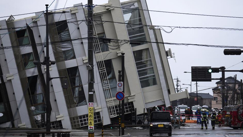 VIDEO | Japonya'da 7.6'lık depremin ardından korku dolu anlar! Toprak kayması kameralara yansıdı