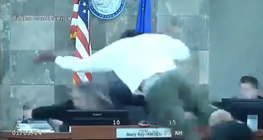 Mahkemede hayrete düşüren anlar! Tutuklanınca hakime uçarak saldırdı