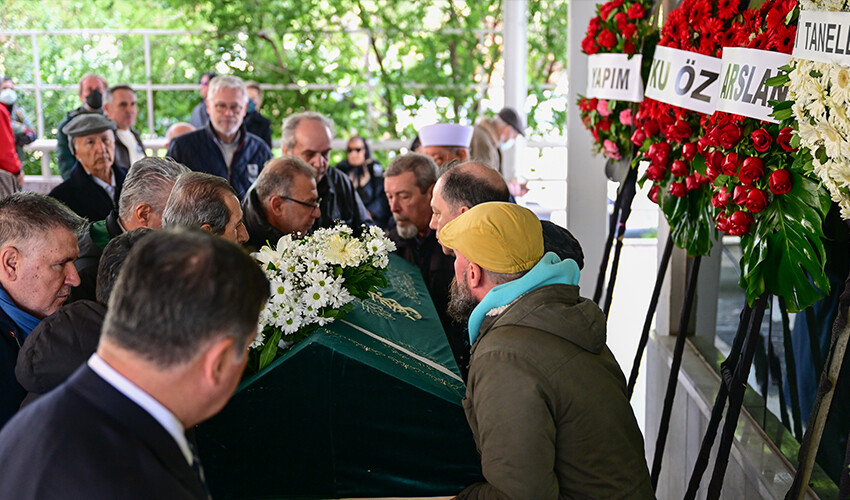 Yönetmen Sadullah Celen'e veda… Sinema dünyası son yolculuğuna uğurladı Yönetmen Sadullah Celen'e veda… Sinema dünyası son yolculuğuna uğurladı