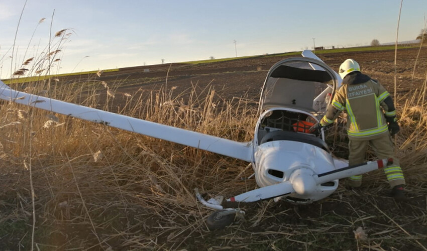 Bursa'da eğitim uçağı tarlaya zorunlu iniş yaptı