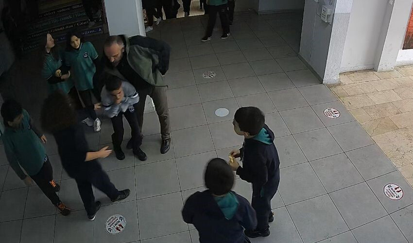 Öğretmen, öğrencisinin hayatını ‘Heimlich Manevrası’ ile kurtardı Öğretmen, öğrencisinin hayatını ‘Heimlich Manevrası’ ile kurtardı