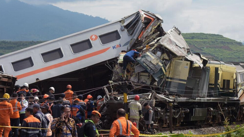 Endonezya'da iki tren birbirine girdi, 3 ölü 28 yaralı
