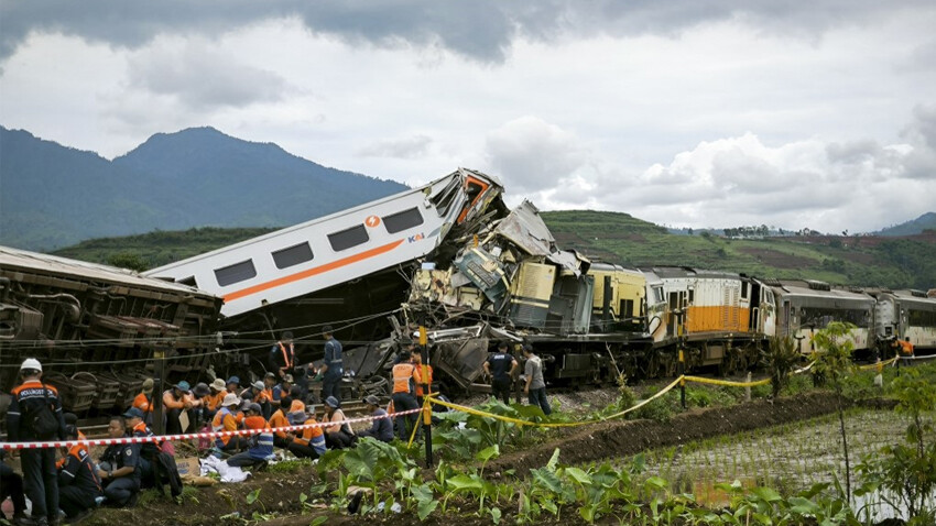 Endonezya'da iki tren birbirine girdi, 3 ölü 28 yaralı