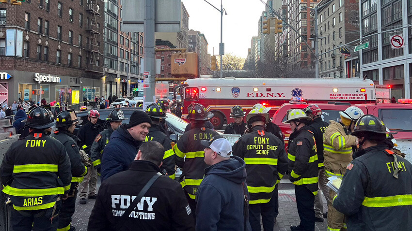 New York'ta 2 metro çarpıştı, çok sayıda yaralı var