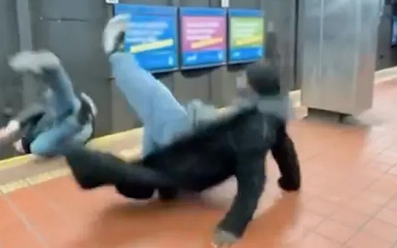 Metroda korkunç olay, bir yumrukla raylara düştü trenin altında kaldı