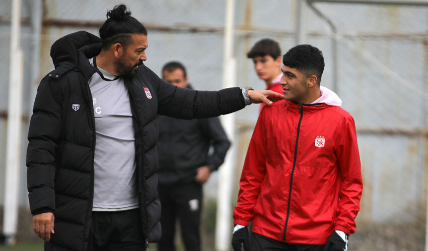 Servet Çetin, Premier Lig'e gönderdiği Yunus Emre Konak'ı anlattı: Avrupa'da kolay bulunmuyor Servet Çetin, Premier Lig'e gönderdiği Yunus Emre Konak'ı anlattı: Avrupa'da kolay bulunmuyor