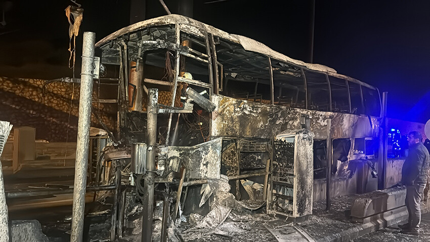 Adana'da gişe bariyerine çarpan yolcu otobüsü yandı, 6 kişi yaralandı