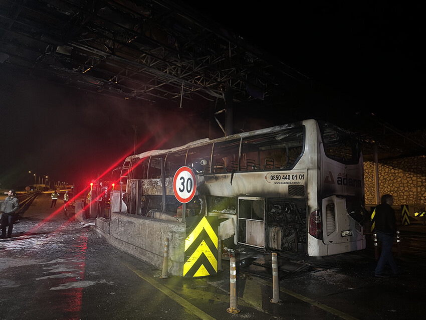 Adana'da gişe bariyerine çarpan yolcu otobüsü yandı, 6 kişi yaralandı