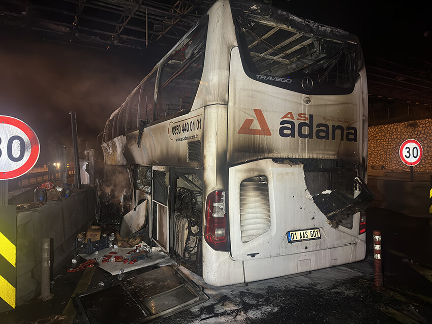 Adana'da gişe bariyerine çarpan yolcu otobüsü yandı, 6 kişi yaralandı