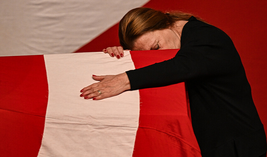 Usta oyuncu Ayla Algan’ın cenaze törenine sanat camiası akın etti Usta oyuncu Ayla Algan’ın cenaze törenine sanat camiası akın etti