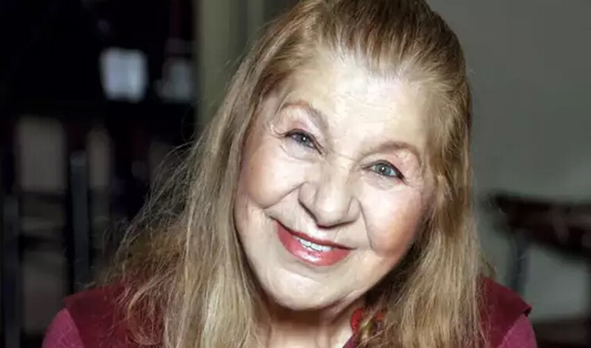 Usta oyuncu Ayla Algan’ın cenaze törenine sanat camiası akın etti Usta oyuncu Ayla Algan’ın cenaze törenine sanat camiası akın etti