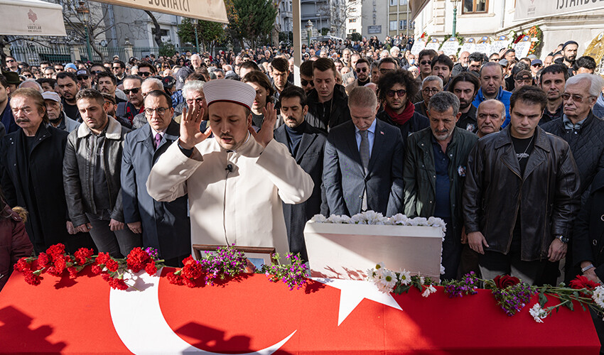 Usta oyuncu Ayla Algan’ın cenaze törenine sanat camiası akın etti Usta oyuncu Ayla Algan’ın cenaze törenine sanat camiası akın etti