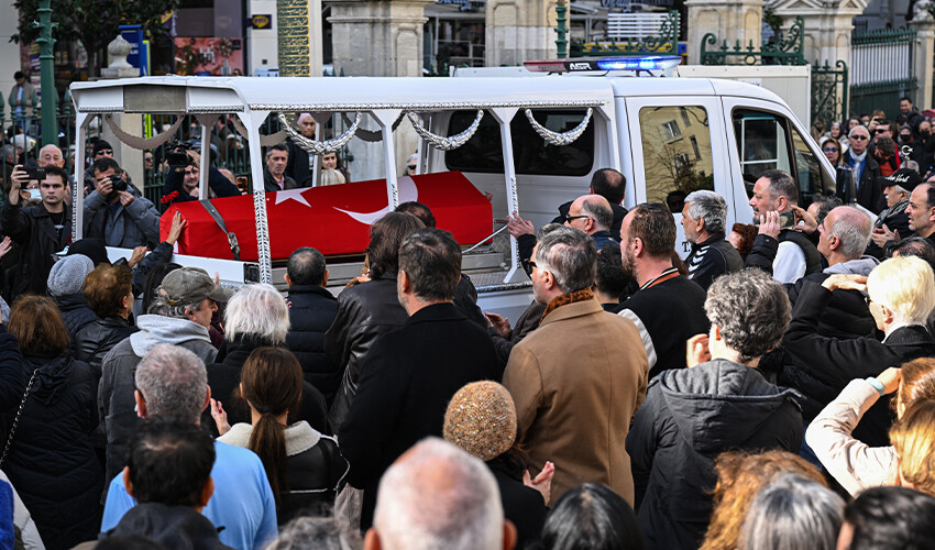 Usta oyuncu Ayla Algan’ın cenaze törenine sanat camiası akın etti Usta oyuncu Ayla Algan’ın cenaze törenine sanat camiası akın etti