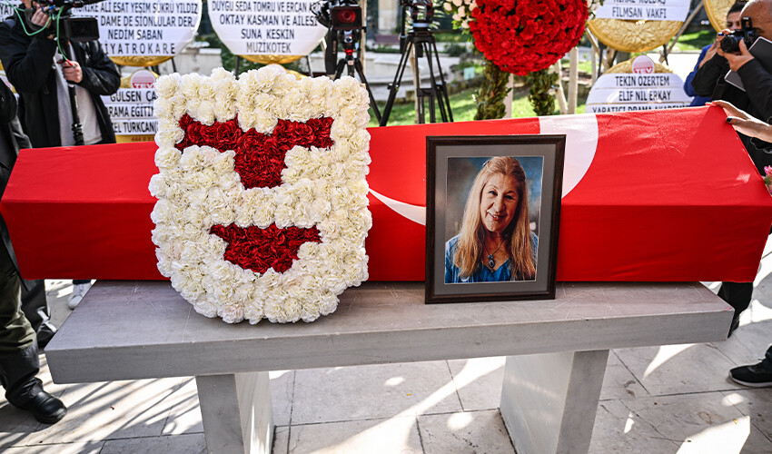 Usta oyuncu Ayla Algan’ın cenaze törenine sanat camiası akın etti Usta oyuncu Ayla Algan’ın cenaze törenine sanat camiası akın etti