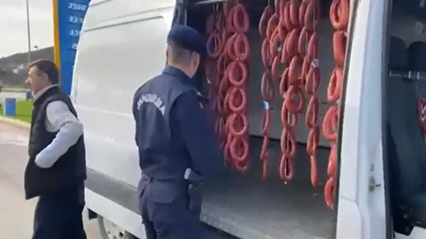 Bursa'da tepki çeken görüntü! Akaryakıt istasyonunda sucuk yıkayan 3 kişi gözaltına alındı