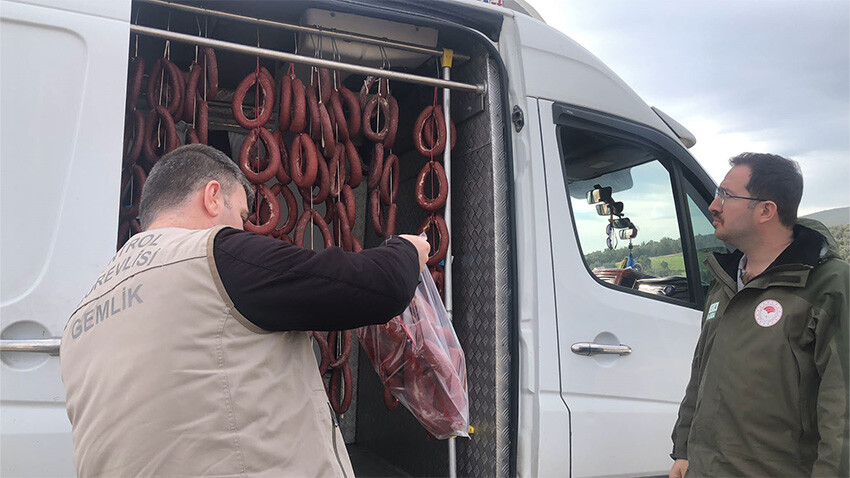 Bursa'da tepki çeken görüntü! Akaryakıt istasyonunda sucuk yıkayan 3 kişi gözaltına alındı