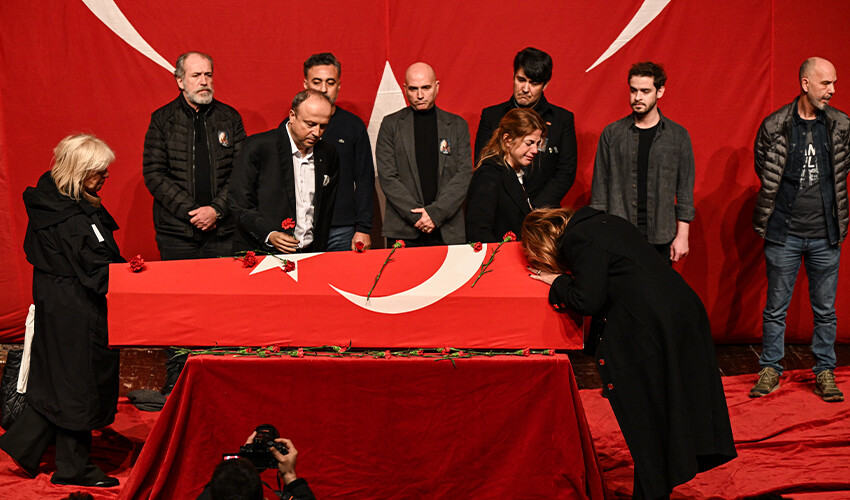 Usta oyuncu Ayla Algan’ın cenaze törenine sanat camiası akın etti Usta oyuncu Ayla Algan’ın cenaze törenine sanat camiası akın etti