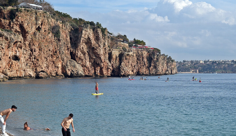 Doğu'da kar, Akdeniz'de deniz keyfi! 566 yerleşim yerine ulaşım sağlanamıyor
