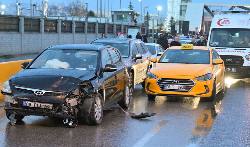 Ankara'da 26 araç birbirine girdi, çok sayıda yaralı var