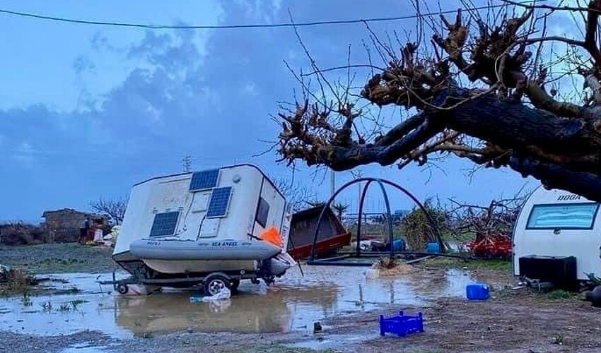 Her şey saniyeler içinde oldu! İzmirliler ‘hortum’ kabusu yaşadı, eğitime ara verildi Her şey saniyeler içinde oldu! İzmirliler ‘hortum’ kabusu yaşadı, eğitime ara verildi
