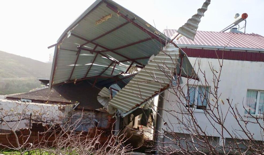 Her şey saniyeler içinde oldu! İzmirliler ‘hortum’ kabusu yaşadı, eğitime ara verildi Her şey saniyeler içinde oldu! İzmirliler ‘hortum’ kabusu yaşadı, eğitime ara verildi