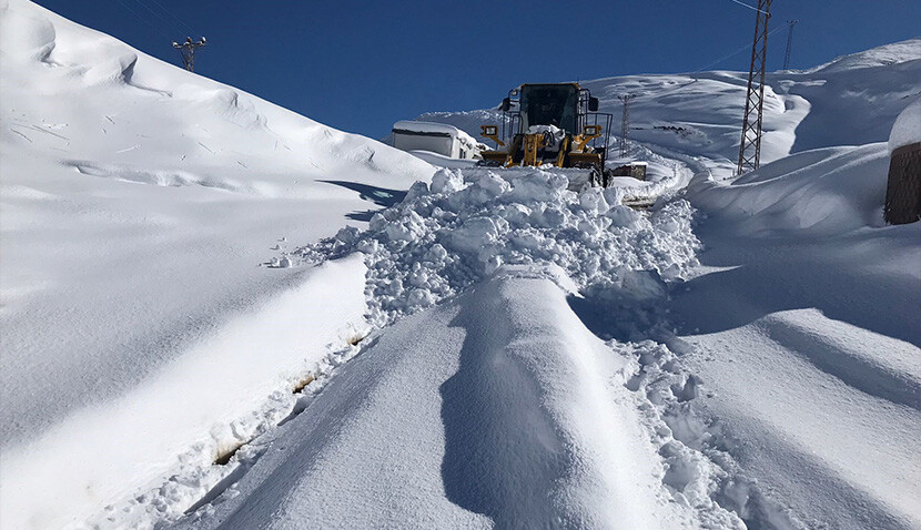 Doğu'da kar, Akdeniz'de deniz keyfi! 566 yerleşim yerine ulaşım sağlanamıyor