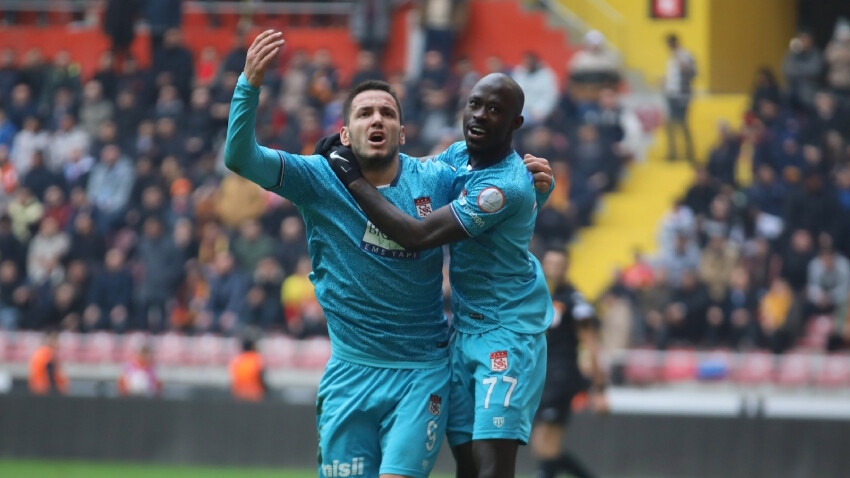 Sivasspor'un gol makinesi Rey Manaj Galatasaray maçında cezalı duruma düştü