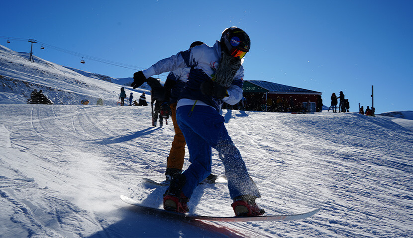 Doğu'da kar, Akdeniz'de deniz keyfi! 566 yerleşim yerine ulaşım sağlanamıyor