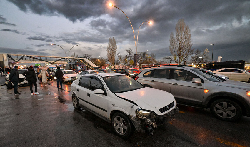 Ankara'da 26 araç birbirine girdi, çok sayıda yaralı var