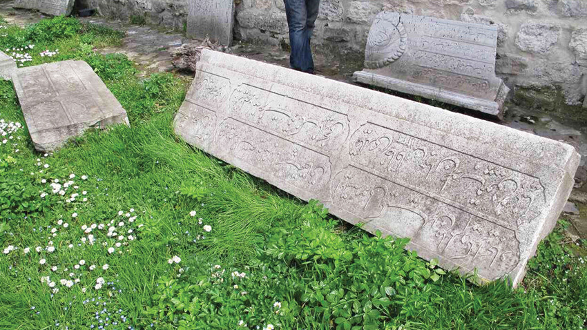 Yesarizade'nin yapılardaki sanatı ilk defa kitaplaştı ama... O eşsiz kitabelere sahip çıkamadık Yesarizade'nin yapılardaki sanatı ilk defa kitaplaştı ama... O eşsiz kitabelere sahip çıkamadık