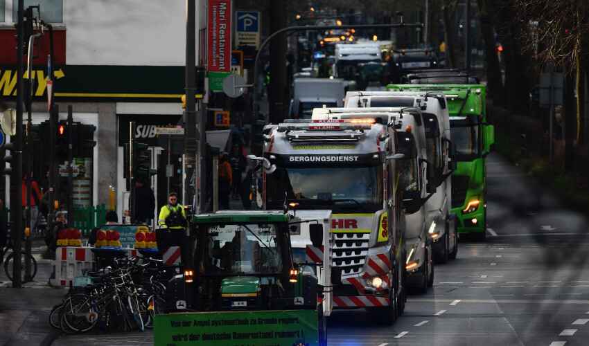 Almanya'da çiftçiler hükümete savaş açtı! Cadde ve sokaklar kaynadı Almanya'da çiftçiler hükümete savaş açtı! Cadde ve sokaklar kaynadı