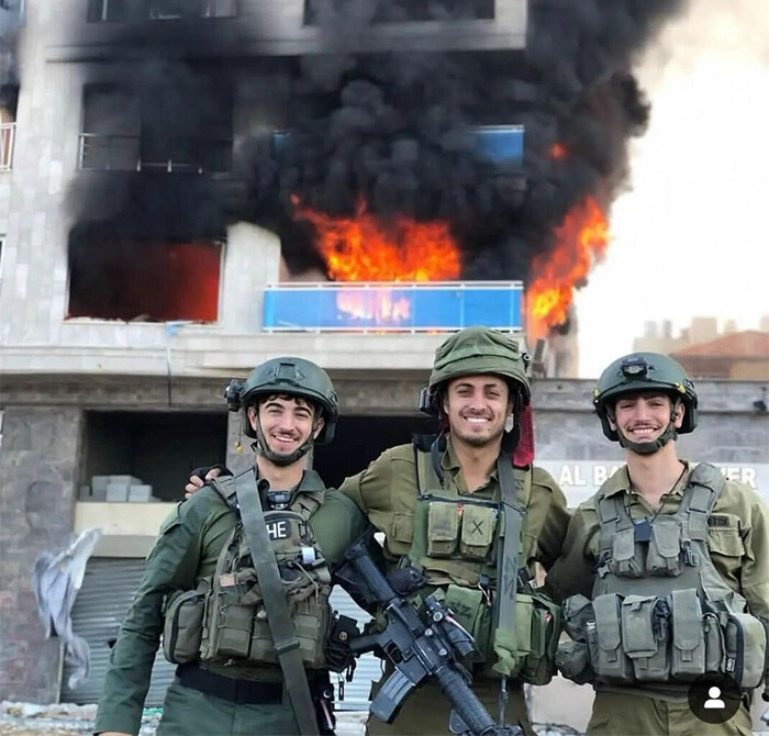 Gazze'de sivillerin olduğu okulu ateşe veren İsrail askerlerinden soykırım pozu!