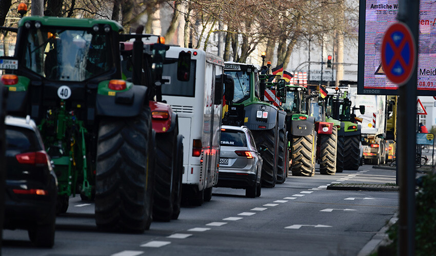 Almanya'da çiftçiler hükümete savaş açtı! Cadde ve sokaklar kaynadı Almanya'da çiftçiler hükümete savaş açtı! Cadde ve sokaklar kaynadı