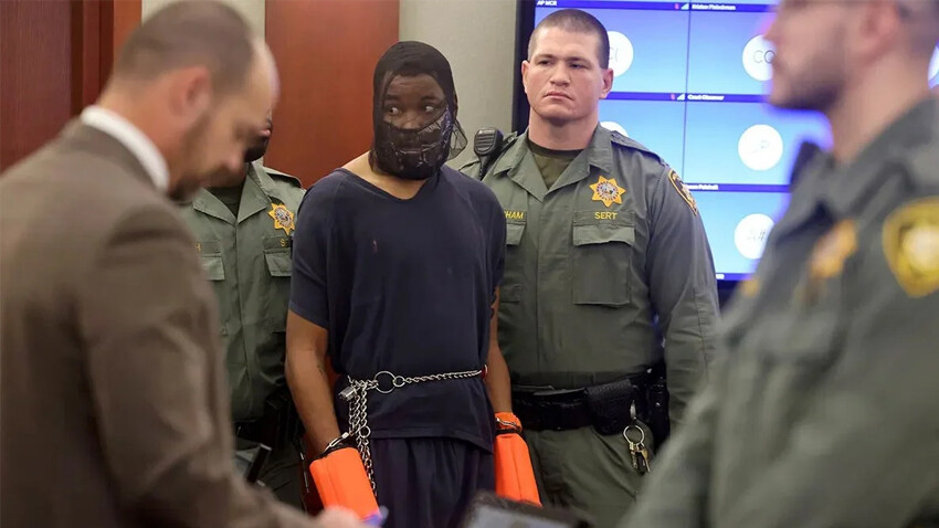 ABD'de hakime saldıran sanık duruşmaya ağızlık ve zincirle getirildi ABD'de hakime saldıran sanık duruşmaya ağızlık ve zincirle getirildi