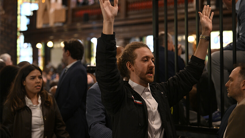 Biden'a kilisede Gazze protestosu