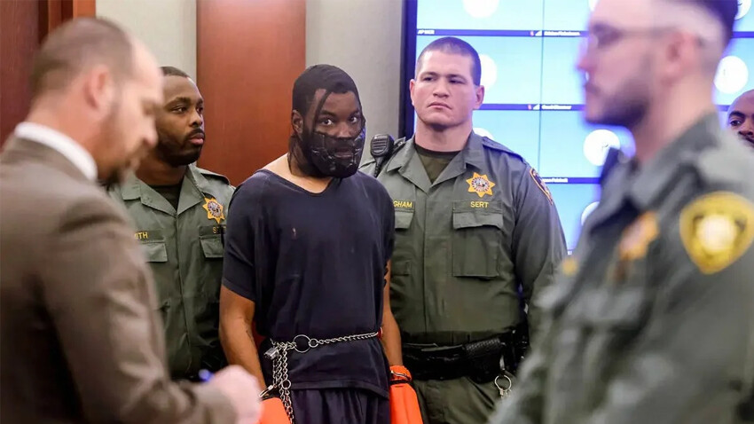 ABD'de hakime saldıran sanık duruşmaya ağızlık ve zincirle getirildi ABD'de hakime saldıran sanık duruşmaya ağızlık ve zincirle getirildi