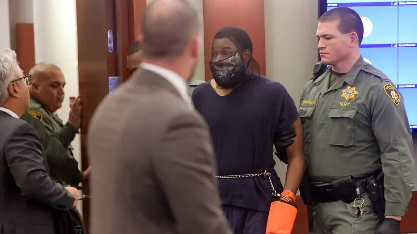 ABD'de hakime saldıran sanık duruşmaya ağızlık ve zincirle getirildi ABD'de hakime saldıran sanık duruşmaya ağızlık ve zincirle getirildi